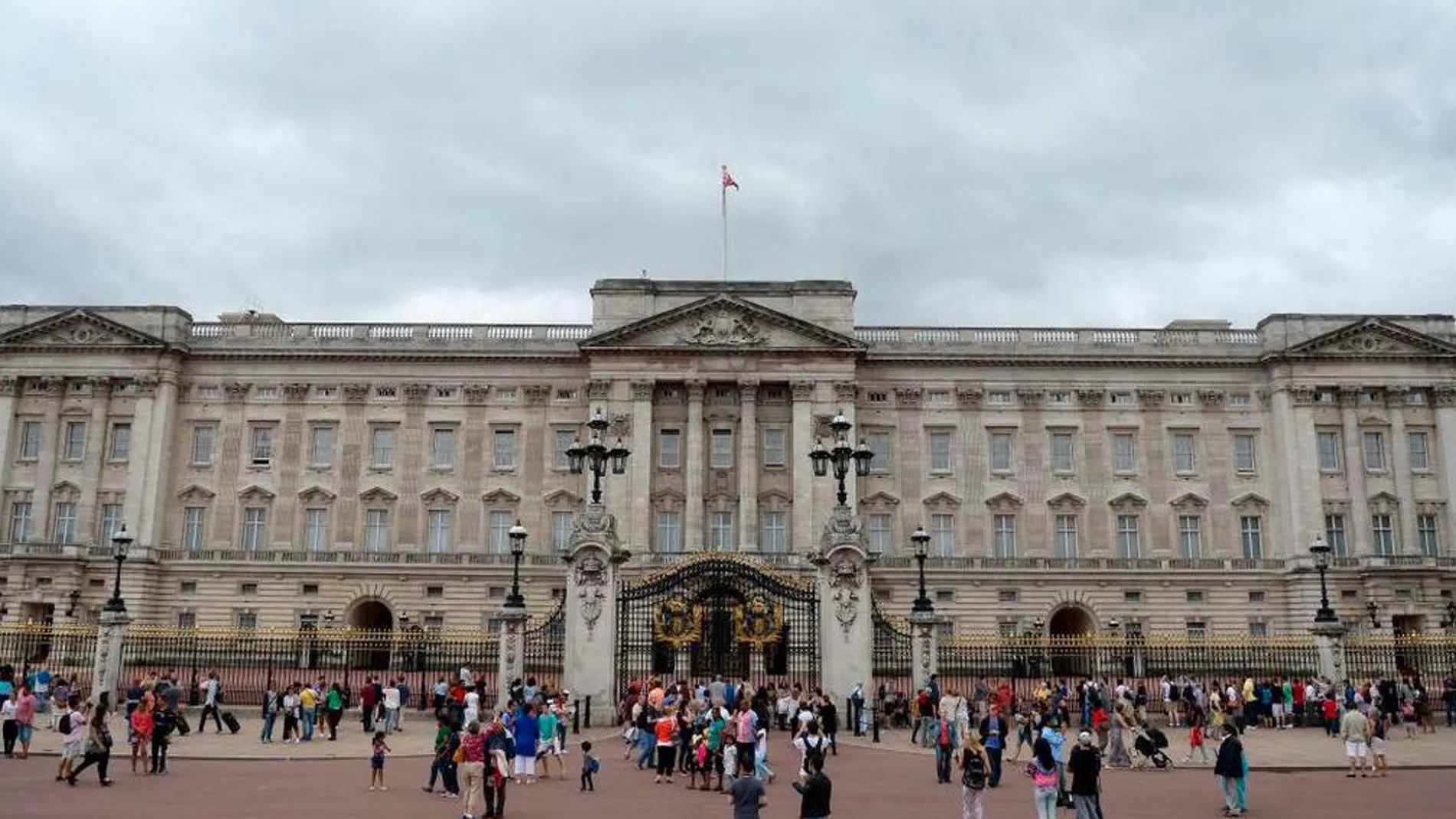 La policía investiga un coche sospechoso a las puertas del Palacio de Buckingham