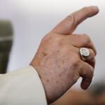 Mano del papa Francisco capturada en una conferencia