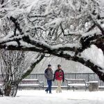 Una pareja de estudiantes pasea por Varsovia (Polonia)