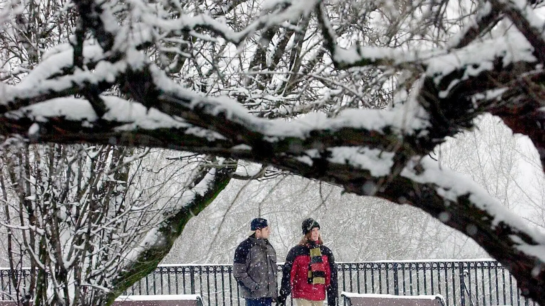 Una pareja de estudiantes pasea por Varsovia (Polonia)