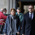 El ex Consejera de Economía y Hacienda de la Junta de Andalucía, Magdalena Álvarez (i), llegando al juicio del caso ERE en la Audiciencia Provincial de Sevilla, a 19 de noviembre del 2019.SEVILLA, 19.11.19. El ex Consejera de Economía y Hacienda de la Junta de Andalucía, Magdalena Álvarez (i), llegando al juicio del caso ERE a 19 de noviembre del 2019María José López / Europa Press19/11/2019