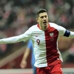 Lewandowski celebra un gol con la selección polaca