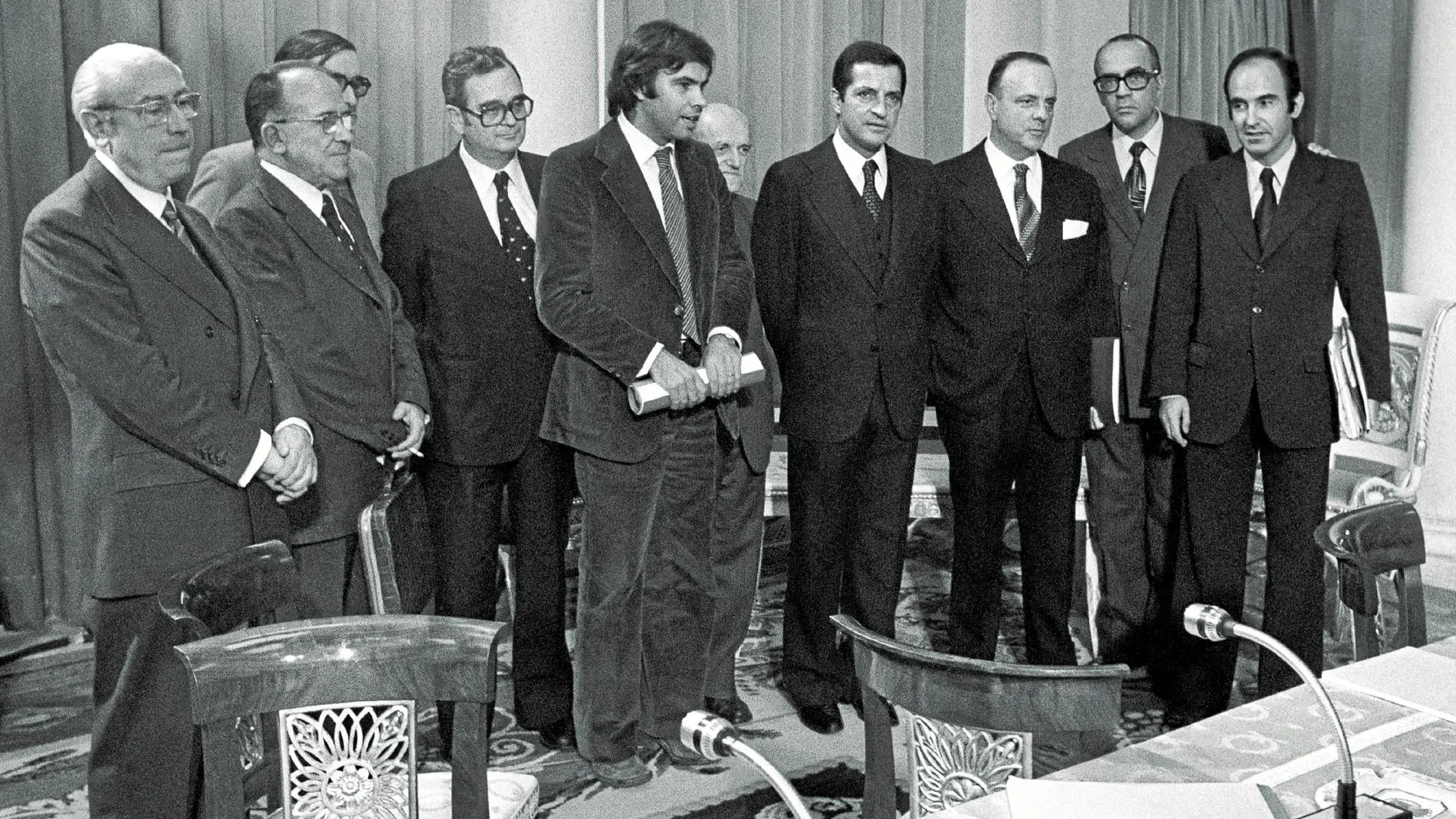Fotografía de archivo, tomada el 25/10/1977, durante la firma de los Pactos de la Moncloa en la que aparecen los representantes de los grupos parlamentarios / Efe