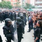 Agentes de la policía nacional forman un cordón policial en el IES Tarragona el 1-O/Efe/Jaume Sellart