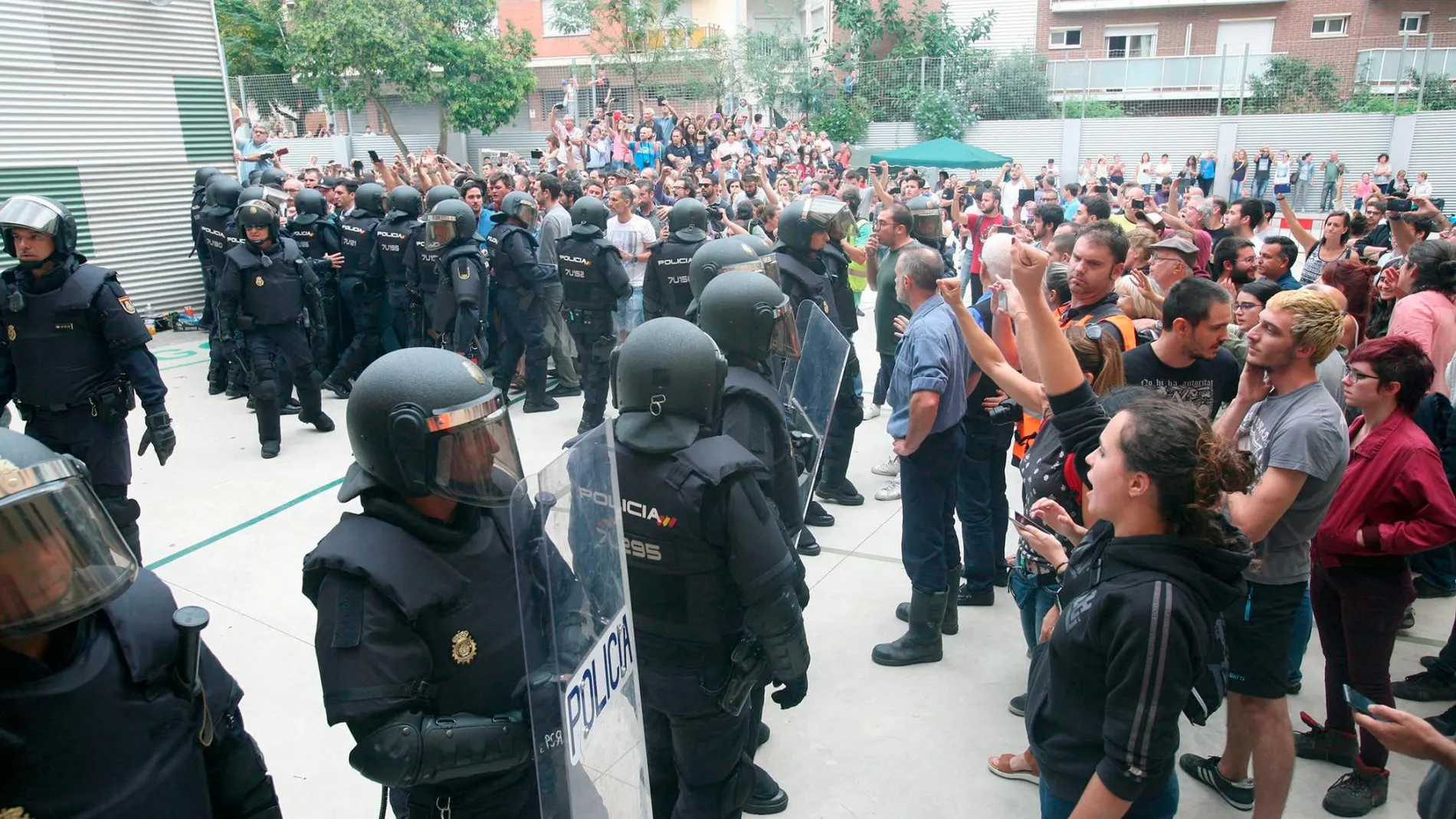 Agentes de la policía nacional forman un cordón policial en el IES Tarragona el 1-O/Efe/Jaume Sellart