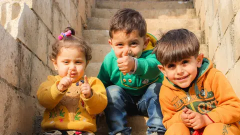 Lo cierto es que poco han cambiado los niños respecto a unas generaciones atrás: quieren correr, jugar, estar con sus amigos, ¡y parecerse a sus padres!