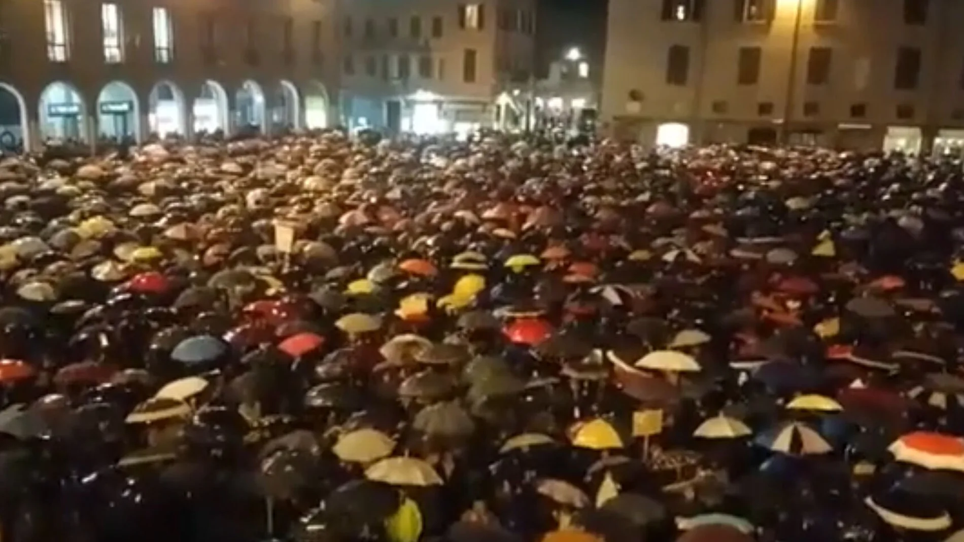 Universitarios se manifiestan en Módena bajo la lluvia el lunes contra el líder de la Liga, Matteo Salvini/AP