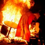 Un manifestante quema una bandera de España durante una protesta en Cataluña / Efe