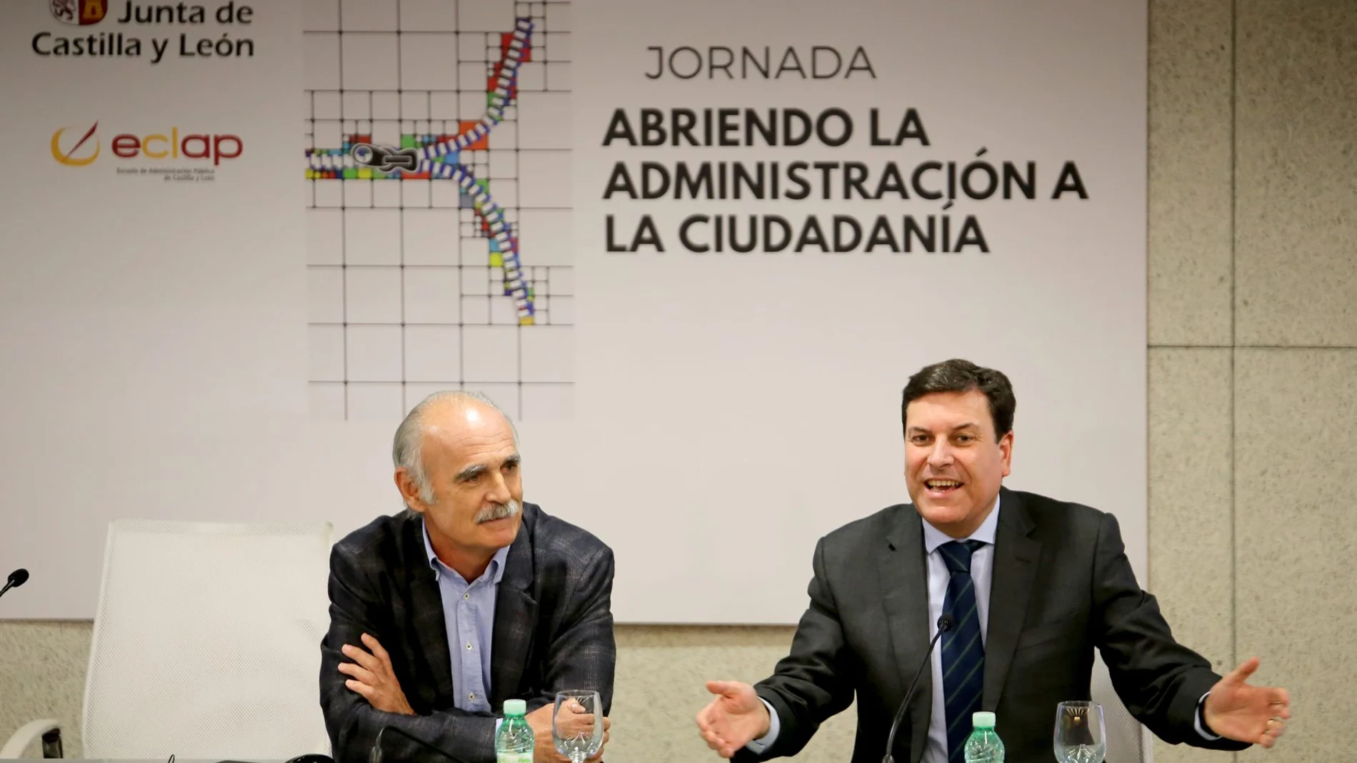 El consejero de Economía y Hacienda, Carlos Fernández Carriedo, cierra la jornada «Abriendo la Administración a la ciudadanía»