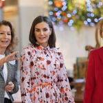 La presidenta nacional de Nuevo Futuro, Pina Sánchez Errázuriz, la Reina Letizia y la Reina Sofía visitan el Rastrillo de Nuevo Futuro.