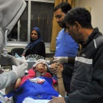 Una mujer recibe atención sanitaria tras un ataque israelí en Siria