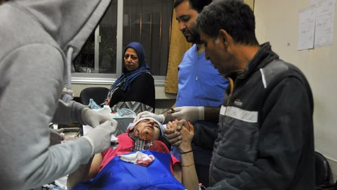 Una mujer recibe atención sanitaria tras un ataque israelí en Siria