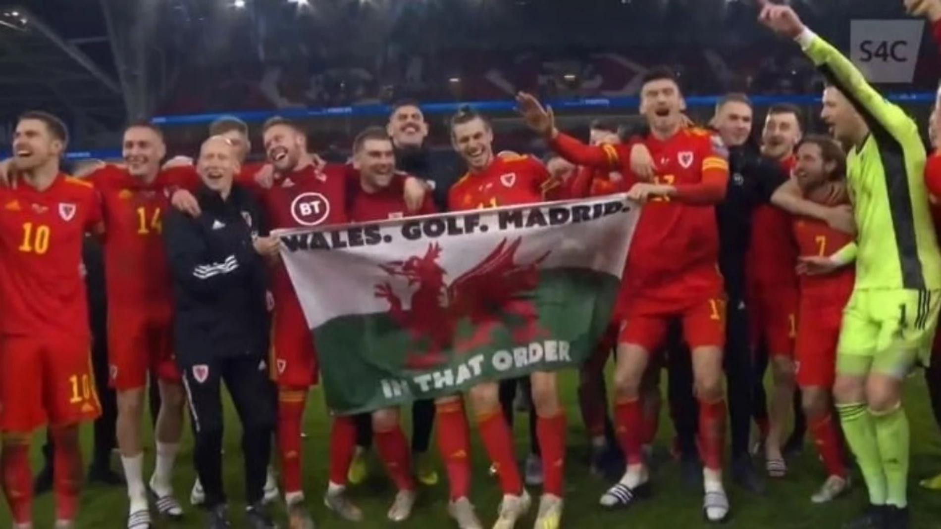 Fútbol/Eurocopa.- Bale celebra el billete a la Euro con una bandera que dice: 'Gales, golf, Madrid, en ese orden'