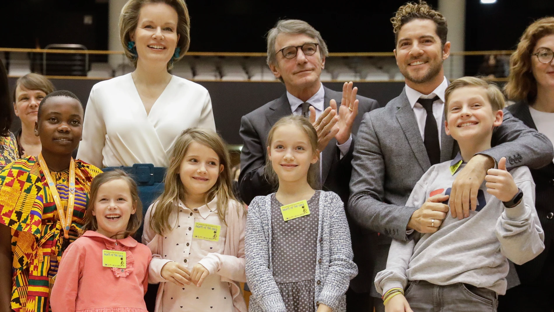 20 November 2019, Belgium, Brussel: Queen Mathilde of Belgium, European Parliament President David Maria Sassoli and Spanish singer David Bisbal, goodwill Ambassador of the UNICEF pictured pose for a picture with participant children during the 30th Anniversary of the UN Convention on the Rights of the Child conference. Photo: Thierry Roge/BELGA/dpa20/11/2019 ONLY FOR USE IN SPAIN