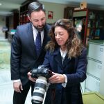 El líder de Vox, Santiago Abascal revisan la fotografía que le han hecho para el registro del Congreso