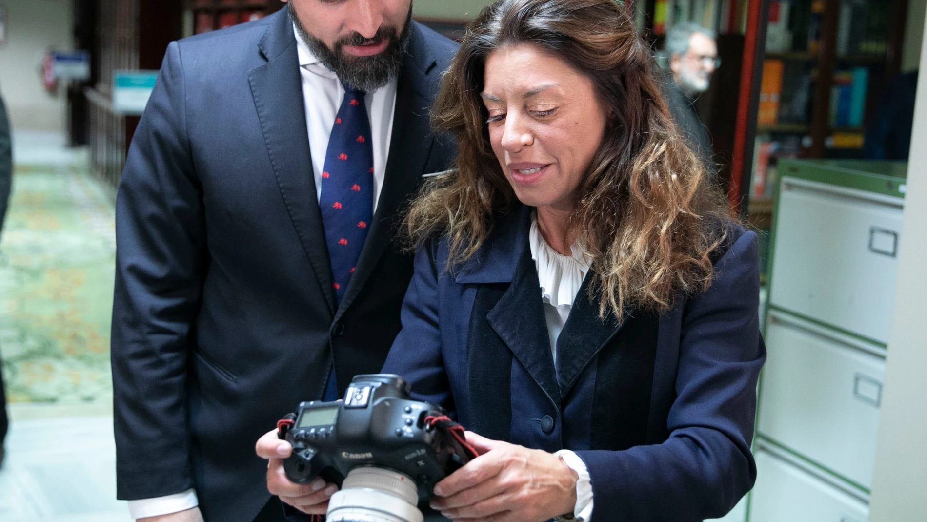 El líder de Vox, Santiago Abascal revisan la fotografía que le han hecho para el registro del Congreso