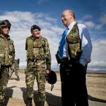 Vicente del Bosque con un grupo de militares