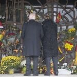 Una pareja visita la nueva tumba de Franco en Mingorrubio