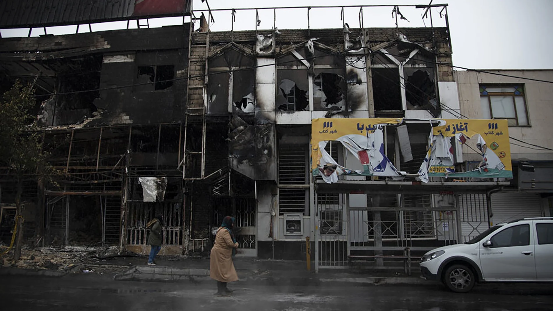 Imagen de la fachada de un edificio quemado durante los disturbios de esta semana