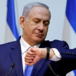 El primer ministro de Israel mira su reloj antes de una comparecencia en el parlamento israelí. REUTERS/Amir Cohen/File Photo