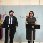 El presidente de la Comunidad Autónoma, Fernando López Miras, junto a la vicepresidenta Isabel Franco
