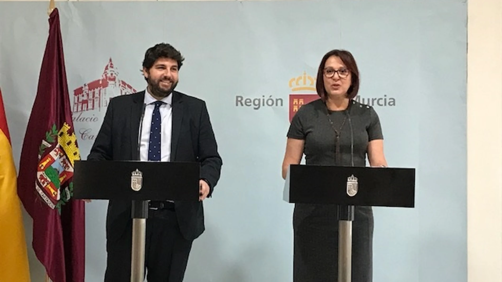 El presidente de la Comunidad Autónoma, Fernando López Miras, junto a la vicepresidenta Isabel Franco