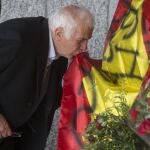 Un hombre besa una bandera en el cementerio de Mingorrubio, hoy, en el 44º aniversario de la muerte del Caudillo.
