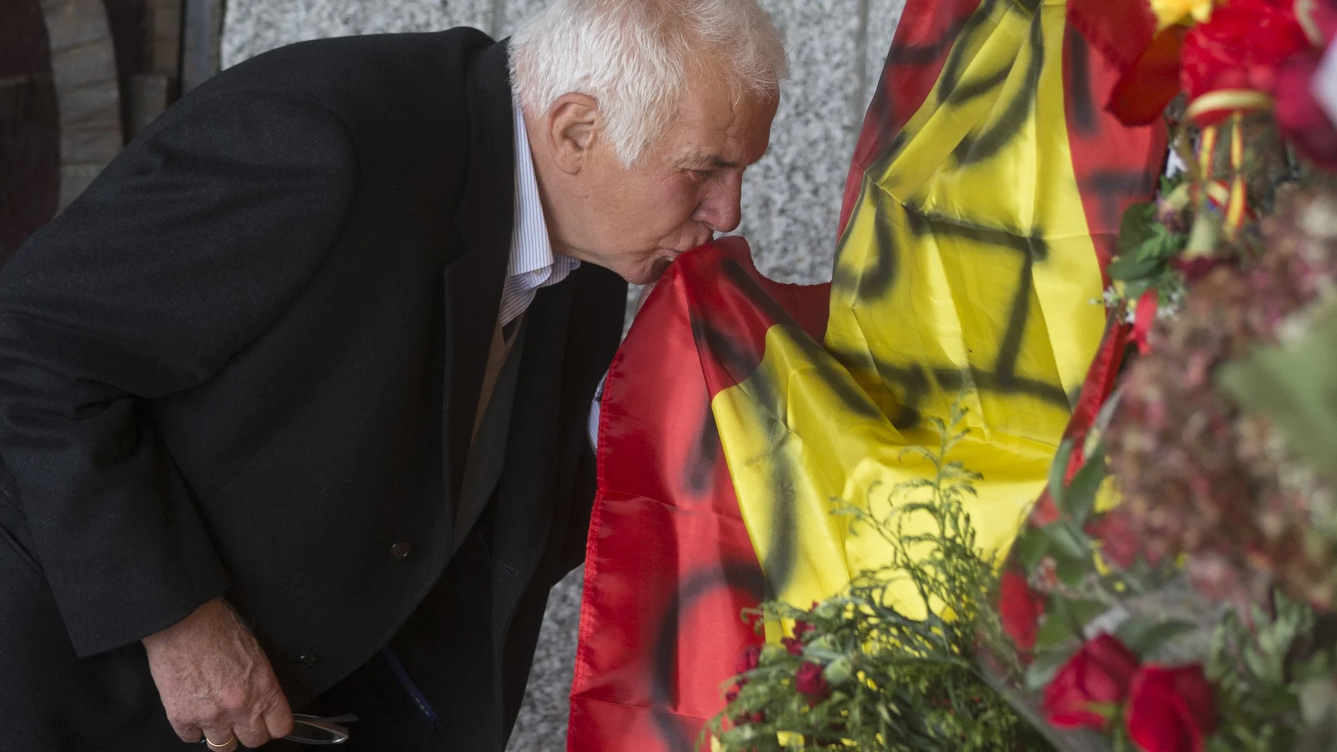 Un hombre besa una bandera en el cementerio de Mingorrubio, hoy, en el 44º aniversario de la muerte del Caudillo.