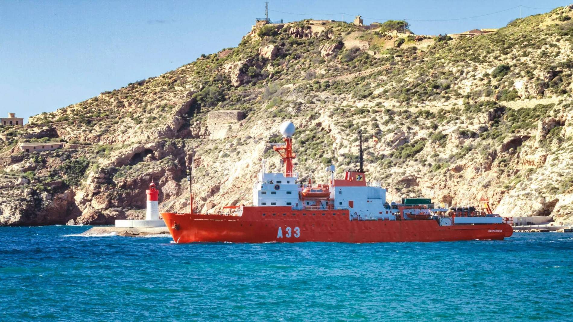 El buque "Hespérides" abandona el puerto de Cartagena