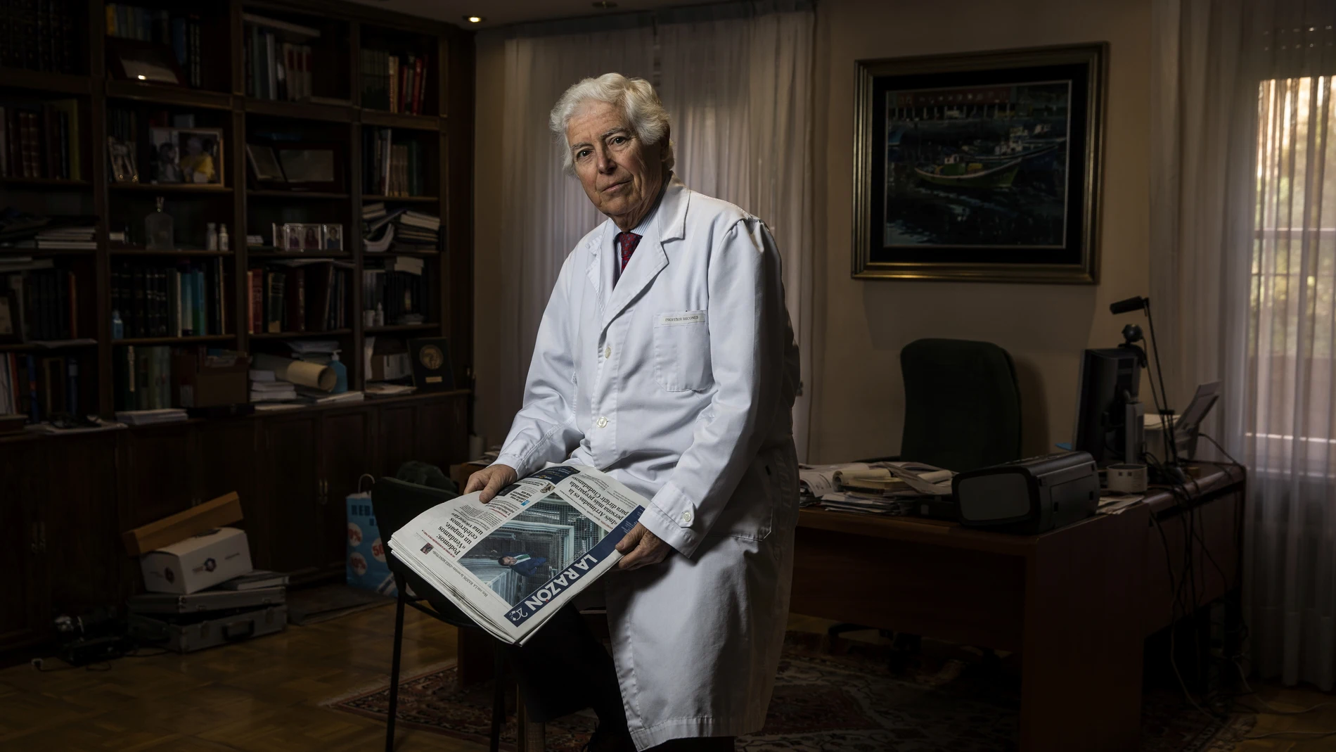 18-11-19. Madrid. Te leo a Antonio Bascones, estomatólogo. ©Gonzalo Pérez Mata