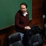 El líder de Podemos, Pablo Iglesias, participó en la charla "La lucha antifascista en la Unión de Estudiantes Progresistas - Estudiantes de Izquierda (UEP - ei)" en la Universidad Complutense, su primera comparecencia pública más de una semana después de la firma del preacuerdo para un gobierno de coalición. EFE/Juan Carlos Hidalgo