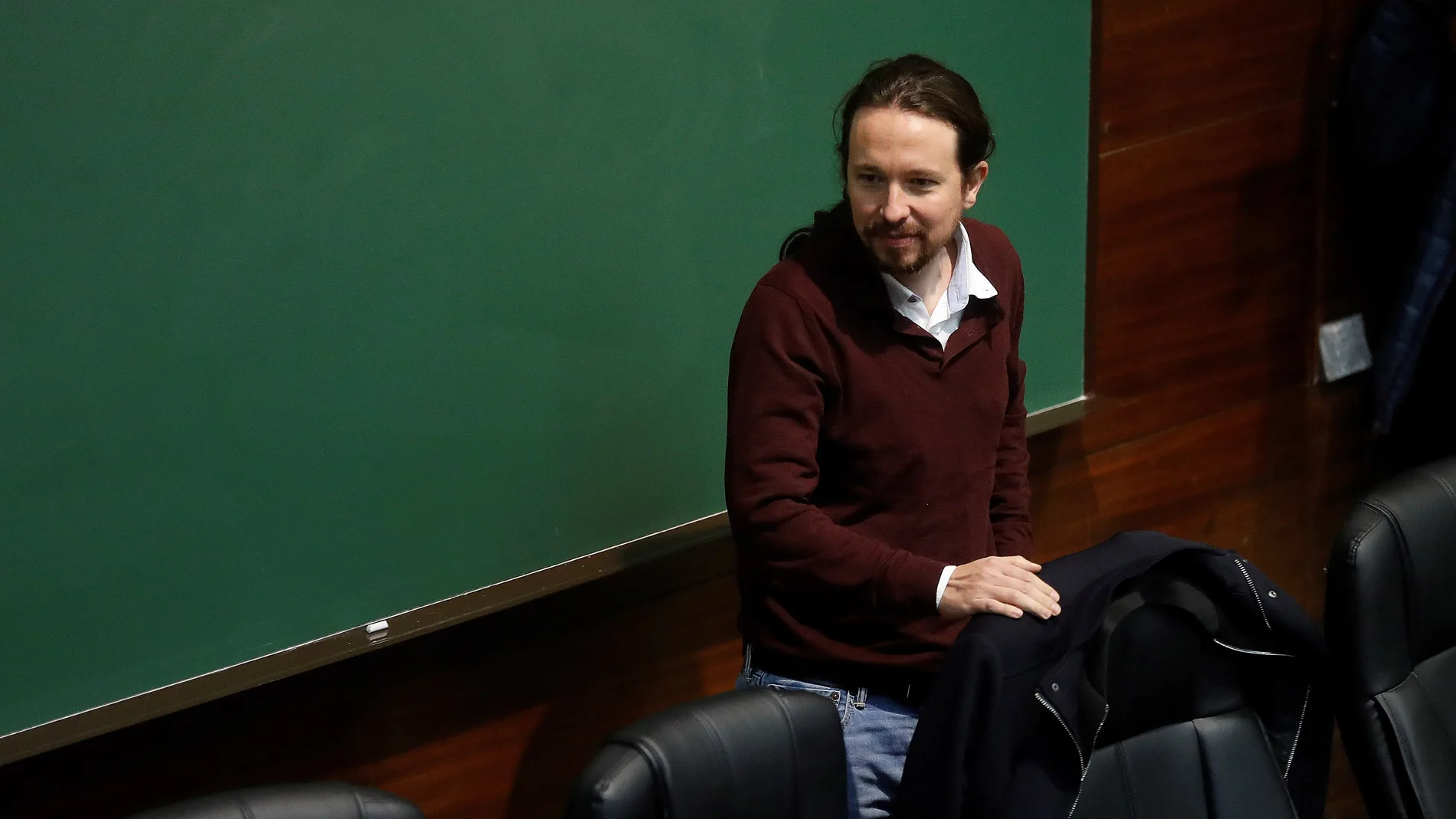 El líder de Podemos, Pablo Iglesias, participó en la charla "La lucha antifascista en la Unión de Estudiantes Progresistas - Estudiantes de Izquierda (UEP - ei)" en la Universidad Complutense, su primera comparecencia pública más de una semana después de la firma del preacuerdo para un gobierno de coalición. EFE/Juan Carlos Hidalgo