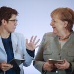 La líder de la CDU, Annegret Kramp-Karrenbauer, y la canciller Angela Merkel, ayer en Leipzig