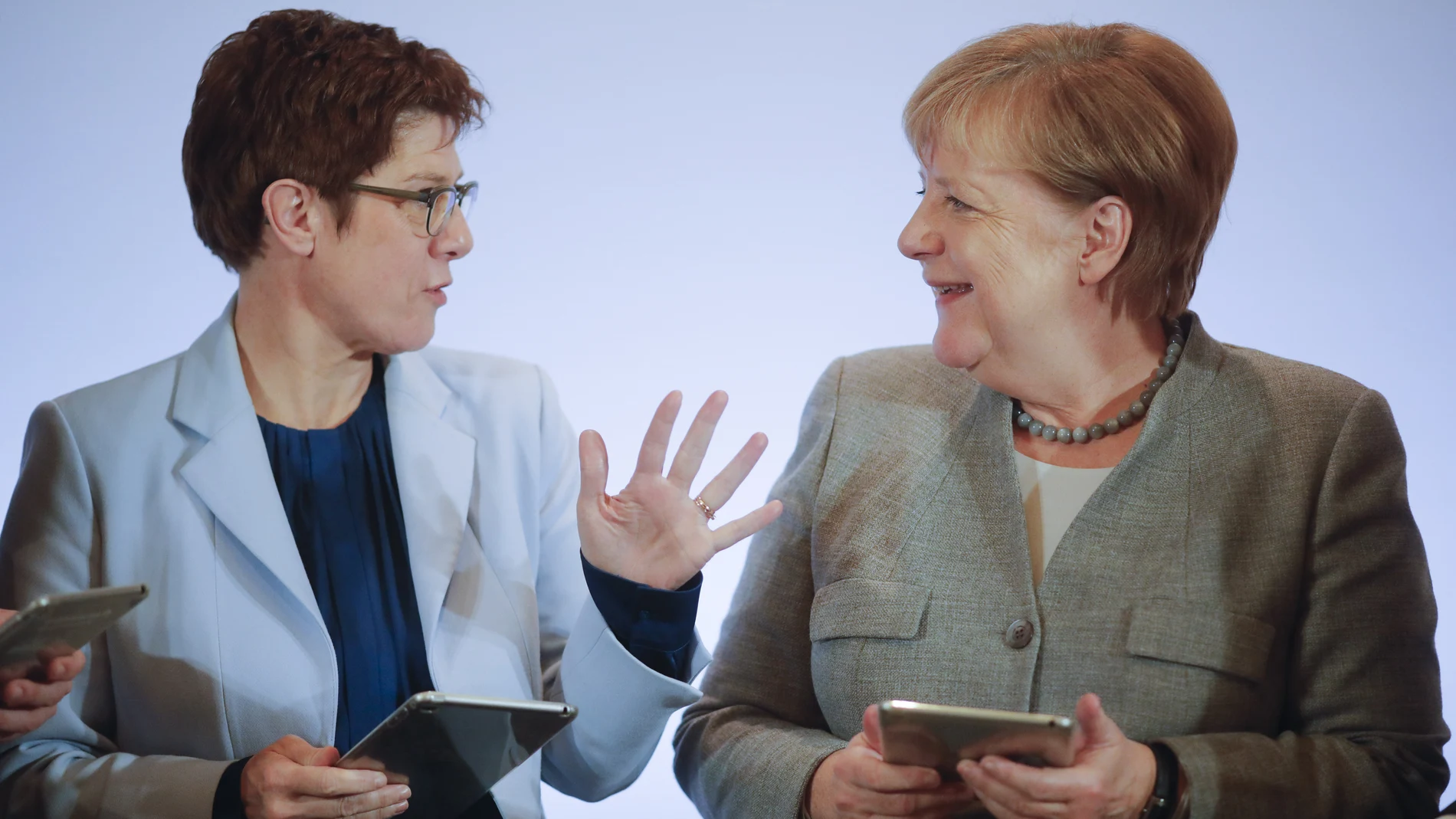 La líder de la CDU, Annegret Kramp-Karrenbauer, y la canciller Angela Merkel, ayer en Leipzig