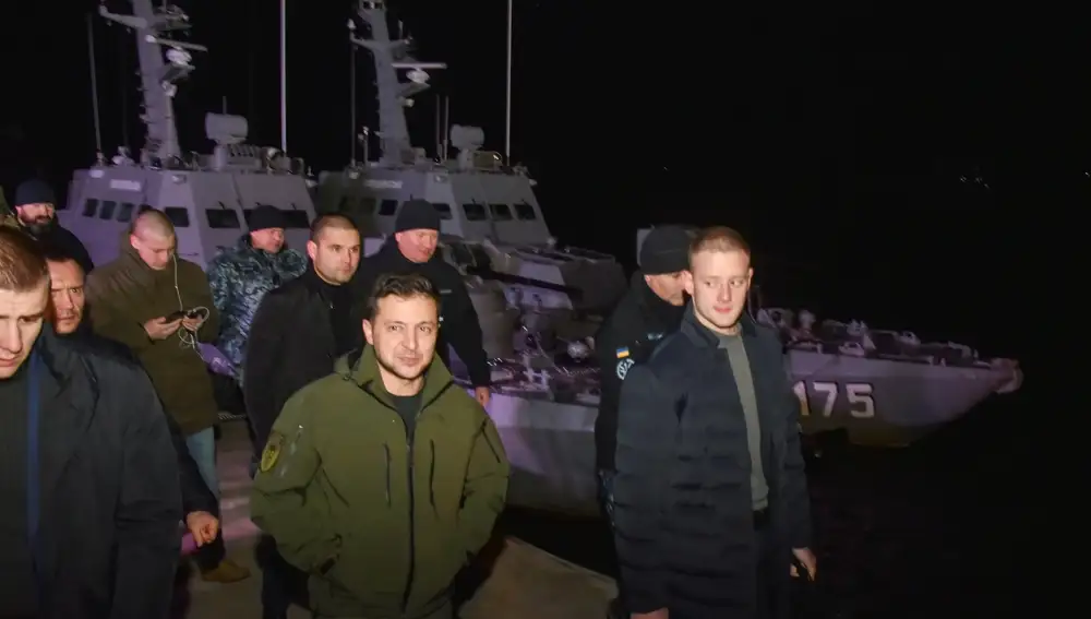 El presidente ucraniano, Vladimir Zelenski, visita en Ochakiv los barcos capturados por Rusia en el Estrecho de Kerch
