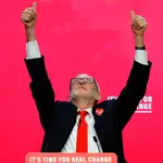 Jeremy Corbyn alza los brazos en un mmomento de la presentación de su manifiesto en Birmingham