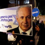 Seguidores de Benjamin Netanyahu protestan a las puertas de su residencia oficial en Jerusalén