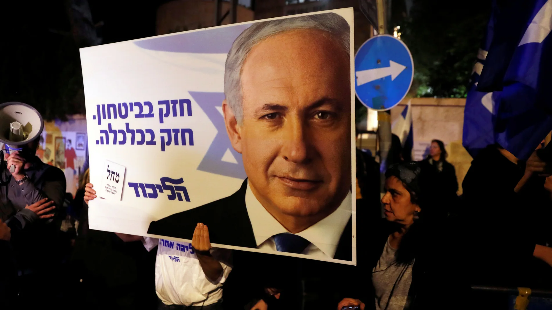 Seguidores de Benjamin Netanyahu protestan a las puertas de su residencia oficial en Jerusalén