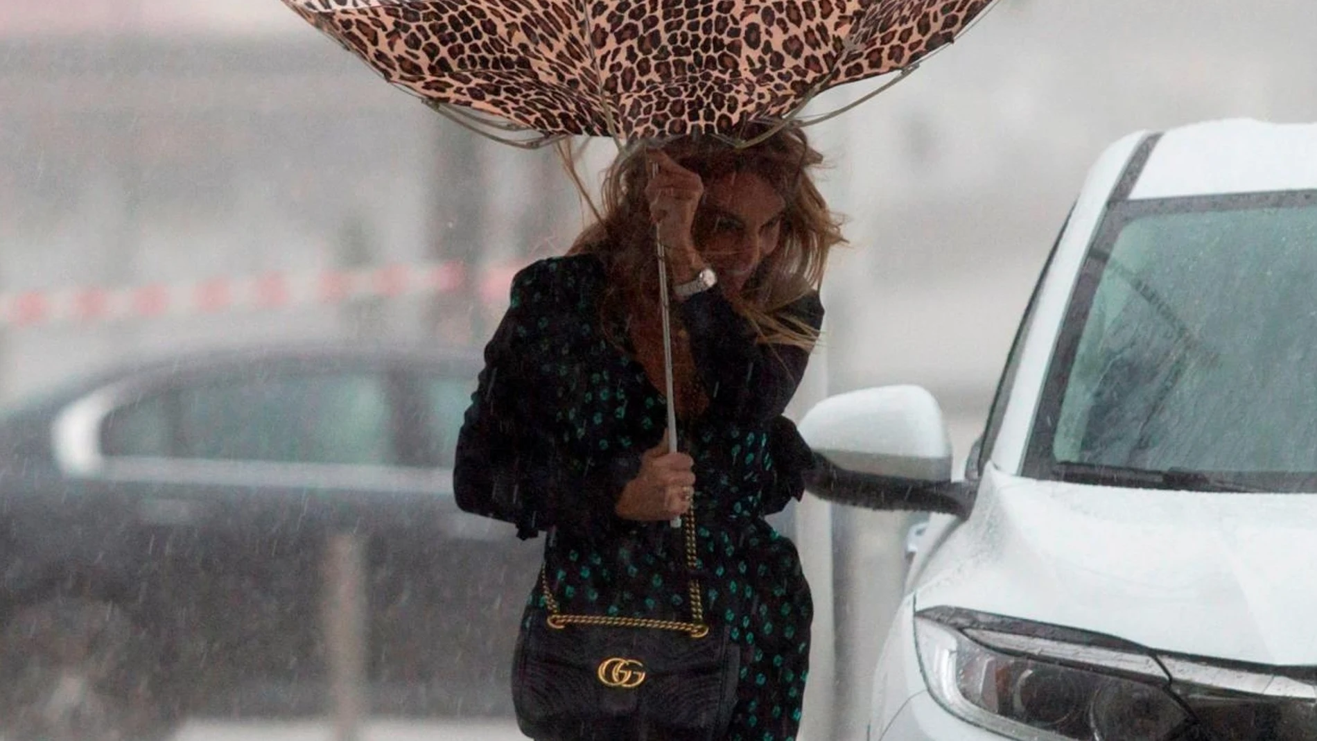 Una mujer intenta protegerse del viento en una imagen reciente de archivo.