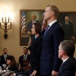 Los asesores de la Casa Blanca, Fiona HIll y David Holmes, ayer en las audiencias en el Capitolio/REUTERS