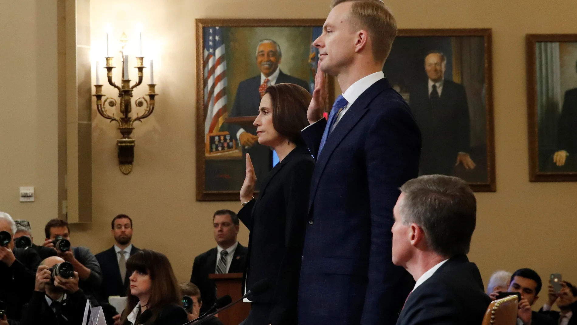 Los asesores de la Casa Blanca, Fiona HIll y David Holmes, ayer en las audiencias en el Capitolio/REUTERS