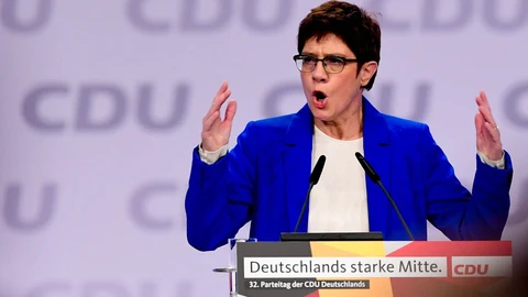 La presidenta de la Unión Cristianodemócrata (CDU), Annegret Kramp-Karrenbauer, participa en el congreso federal del partido, este viernes en Leipzig (Alemania)