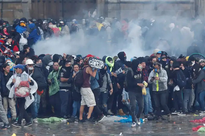 Batalla campal entre manifestantes y Policía en Bogotá