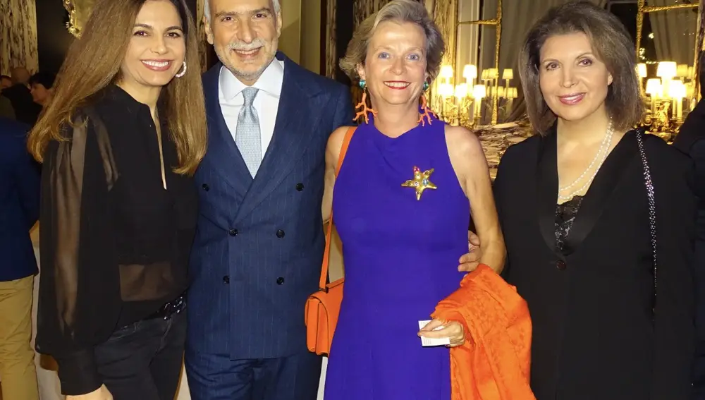 Nasrin Zhiyan junto al embajador italiano Stefano Sannino y dos invitadas