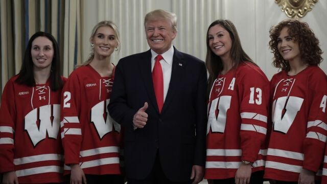 Donald Trump junto al equipo de Hockey de la Universidad de Wisconsin-Madison