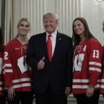 Donald Trump junto al equipo de Hockey de la Universidad de Wisconsin-Madison