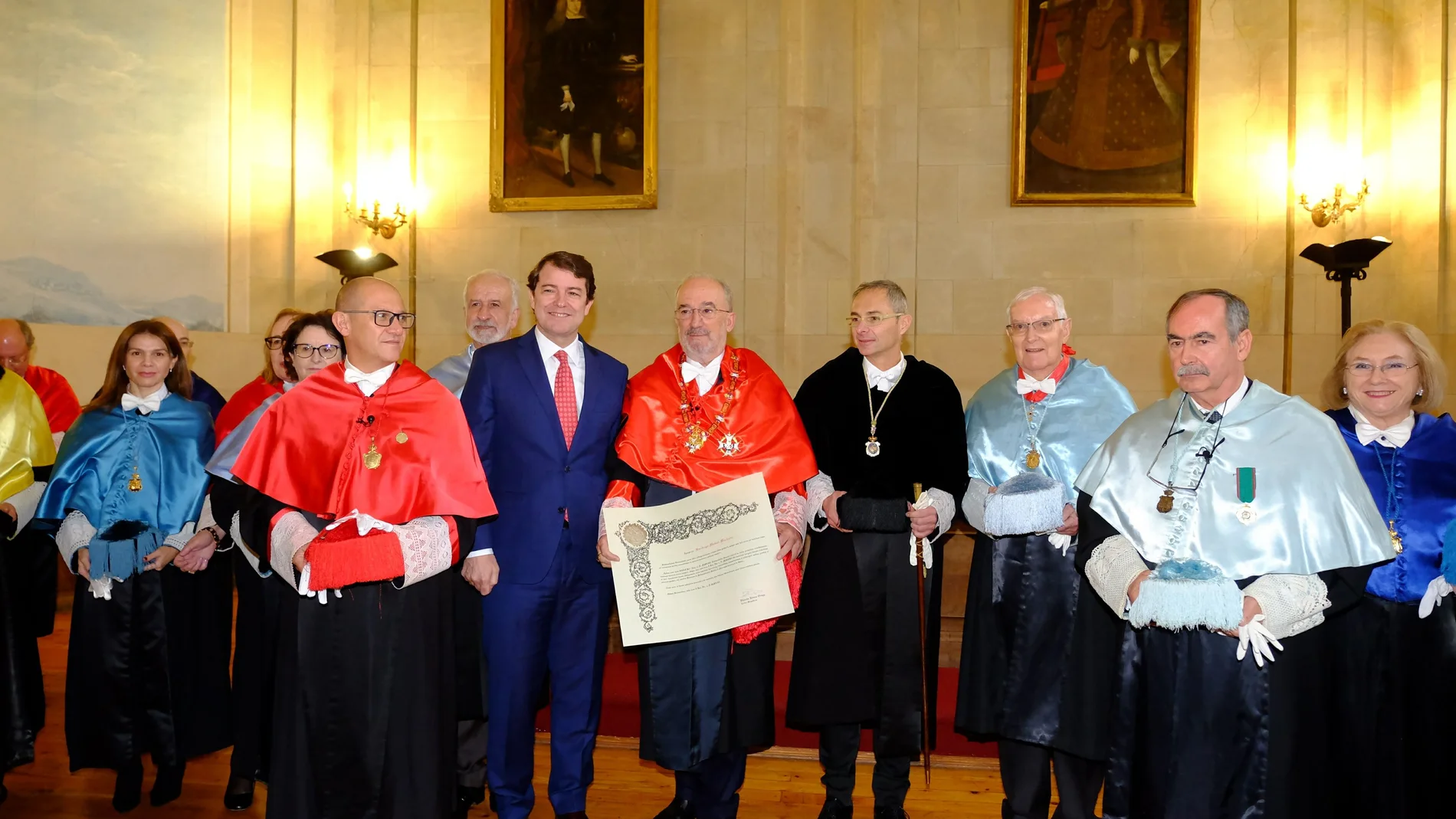 El presidente de Castilla y León, Alfonso Fernández Mañueco, en la investidura como Doctor Honoris Causa por la Universidad de Salamanca a Santiago Muñoz Molina