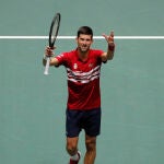 Djokovic celebra en la Caja Mágica su victoria ante Khachanov