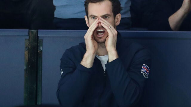 Andy Murray anima desde el banquillo británico a sus compañeros