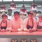 El cocinero, Jesús Sánchez, posa junto a su equipo después de ser reconocido su trabajo por la Guía Michelin para España y Portugal